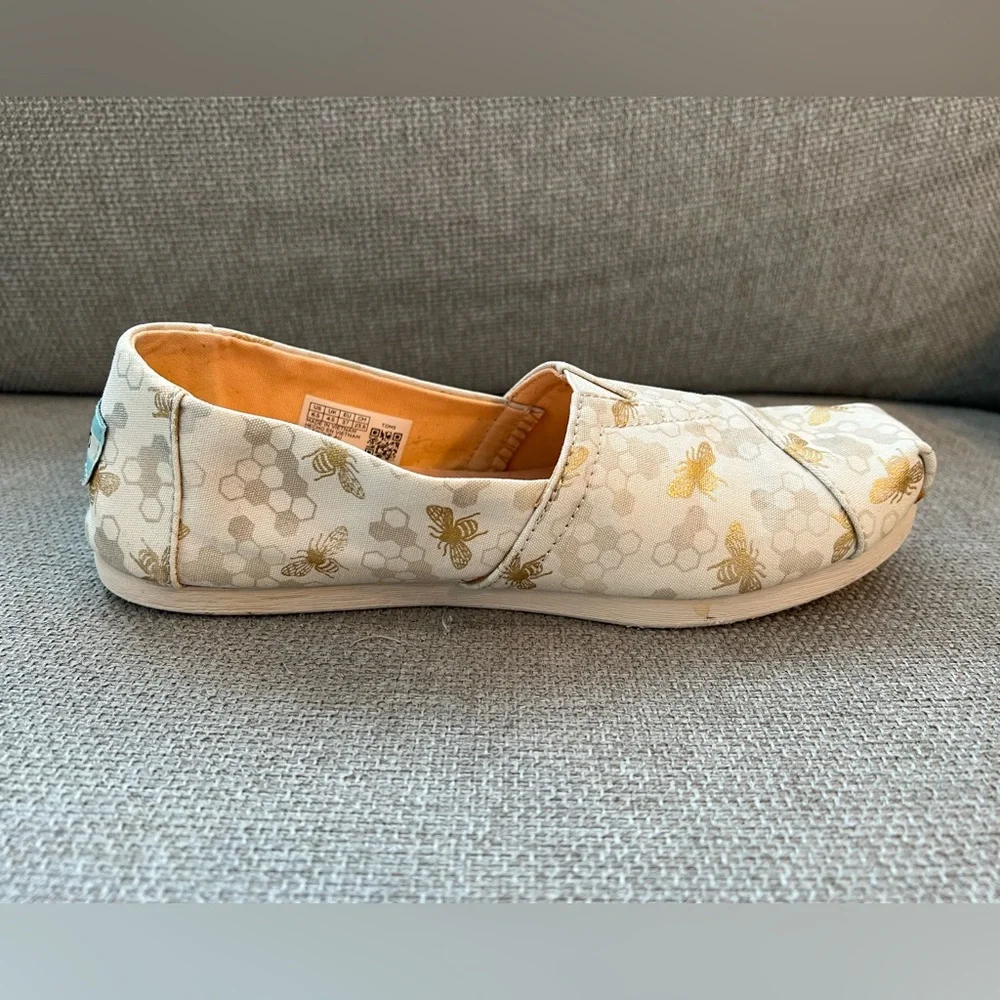 TOMS Alpargata Cream and Gold Bumble Bee Honeycomb Casual Canvas Flats Size 6.5